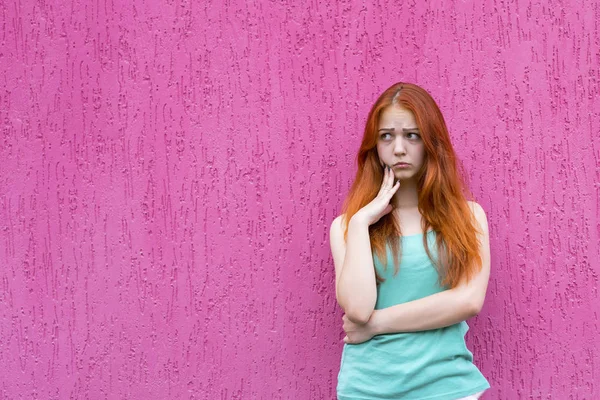 Förvirrad rött hår flicka — Stockfoto