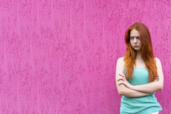 Düşünceli etkin Kızıl saçlı kız — Stok fotoğraf