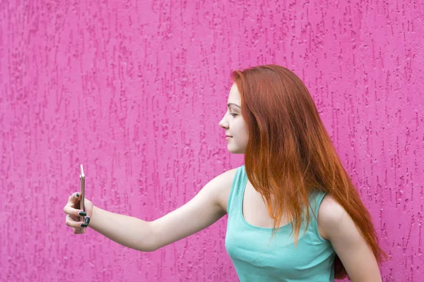 Attraktive rothaarige Mädchen macht Selfie — Stockfoto