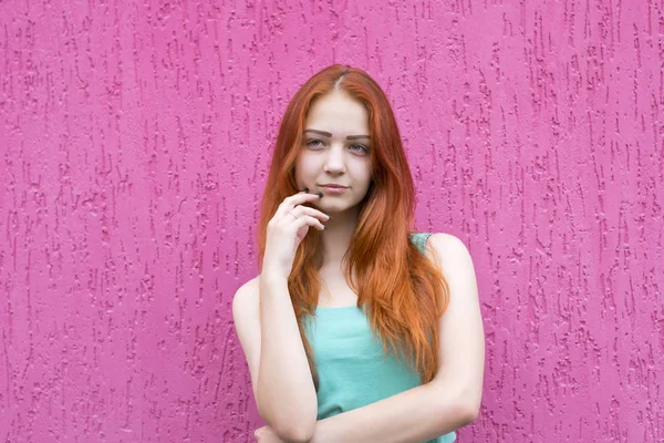 Attraktiva rött hår flicka — Stockfoto