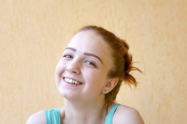 Kızıl saçlı kız gülümseyerek