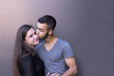 güzel Aşıklar birbirlerine sarılma