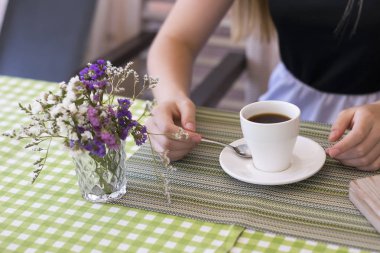Yeşil ekoseli masa örtüsü üzerinde şirin şeyler