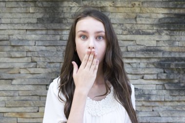 Güzel esmer modeli beyaz kıyafeti