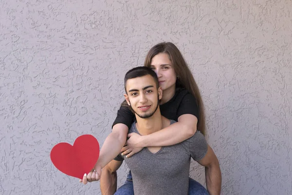 Zwei attraktive Menschen, die sich umarmen — Stockfoto