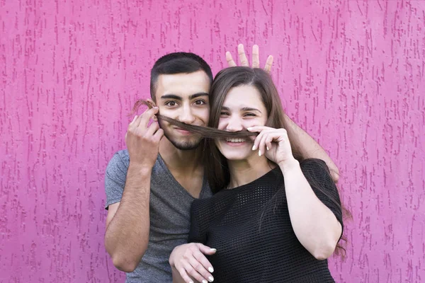 Amantes muito sorridentes brincando com o cabelo — Fotografia de Stock