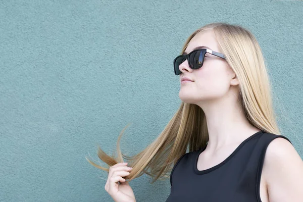 Menina impressionante com penteado de luxo — Fotografia de Stock