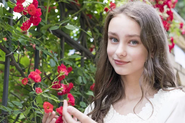 Lovely young woman enjoying nature — Stock Photo, Image