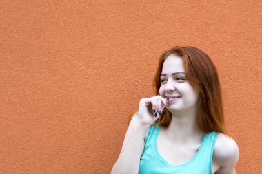 mutlu Kızıl saçlı kız