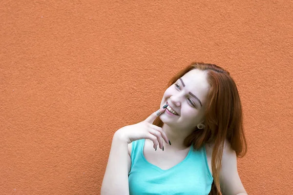 Щаслива дівчина з червоним волоссям — стокове фото