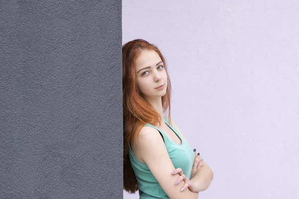 Modelo de cabelo vermelho olhando para a câmera. Foto de retrato com espaço de cópia . — Fotografia de Stock