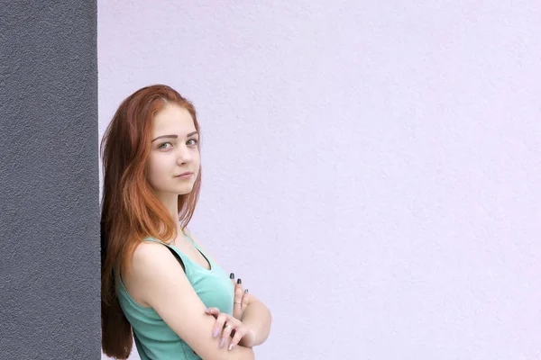 Modelo de cabelo vermelho olhando para a câmera — Fotografia de Stock