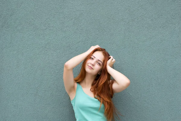 Lächelndes rotes Haar Mädchen — Stockfoto