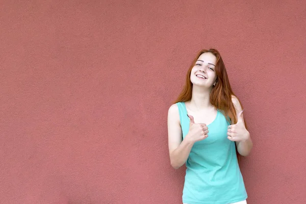 Başparmak gösterilmesini mutlu gülümseyen Kızıl saçlı kadın — Stok fotoğraf