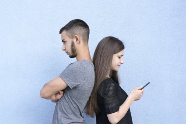 Hoş bir çift arka arkaya poz