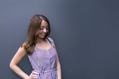 Manyetik gülümseme ile yakışıklı genç kadın