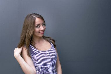 Manyetik gülümseme ile neşeli kadın