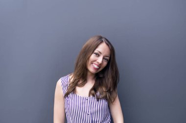 Manyetik gülümseme ile yakışıklı genç kadın