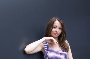 Manyetik gülümseme ile yakışıklı genç kadın