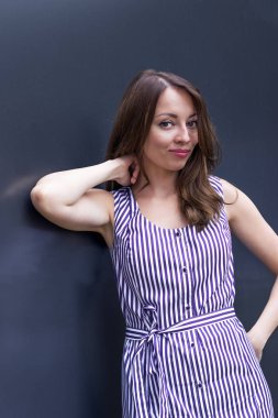 Genç, gülümseyen kadın