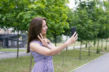 Genç kadın holding telefon için resim selfie