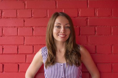 Güzel esmer kadın.