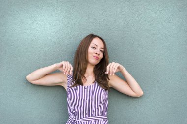 Modern kıyafeti parlak güzel kız