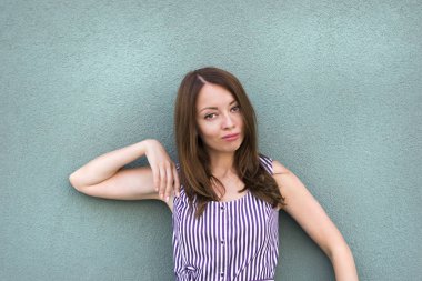 Modern kıyafeti parlak güzel kız