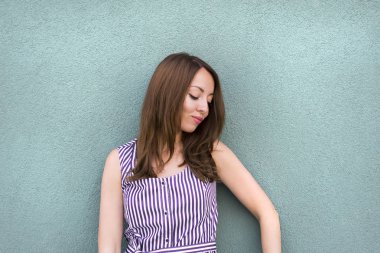 Modern kıyafeti parlak güzel kız