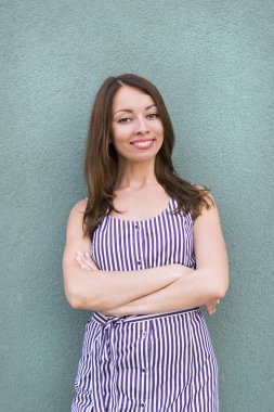 Modern kıyafeti parlak güzel kız