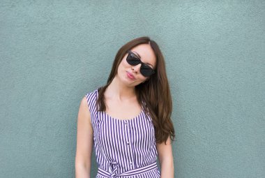 Çizgili kıyafeti çok güzel kız