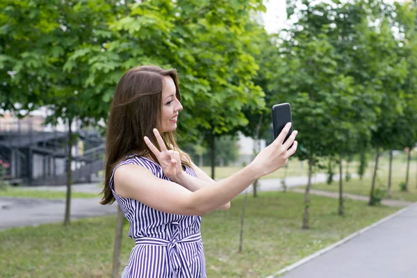 Genç kadın holding telefon için resim selfie