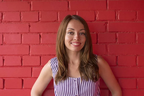 Güzel esmer kadın.