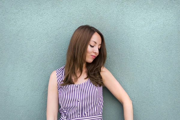 Modern kıyafeti parlak güzel kız