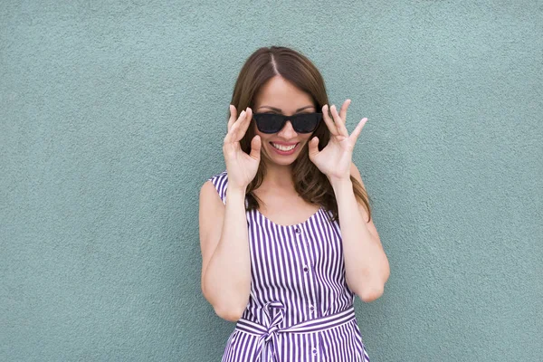 Leende flicka i trendiga kläder och solglasögon — Stockfoto