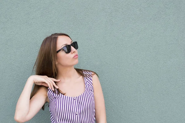 Attraktiva flicka i sommarklänning med solglasögon — Stockfoto