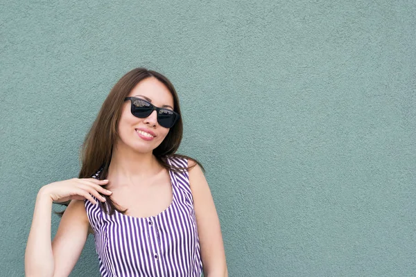 Glad ung kvinna i solglasögon — Stockfoto