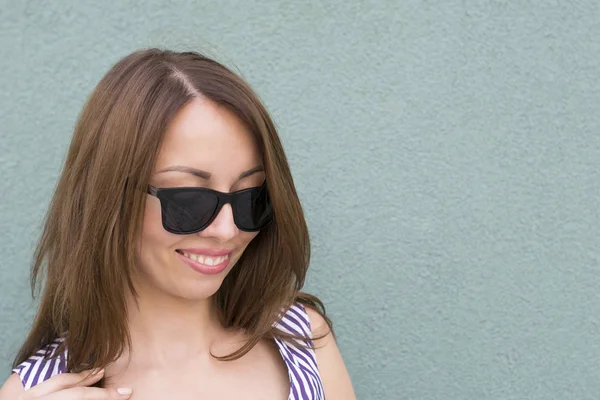 Härlig leende kvinna med solglasögon — Stockfoto
