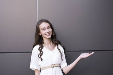 Beyaz elbiseli çekici modeli