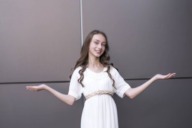 İhale özellikleri ile gülümseyen kadın