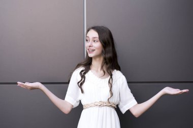 İhale özellikleri ile gülümseyen kadın