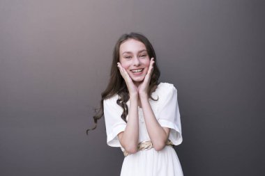 Gülümseyen güzel Bayan