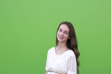 Yeşil duvar üzerinde büyüleyici kadın