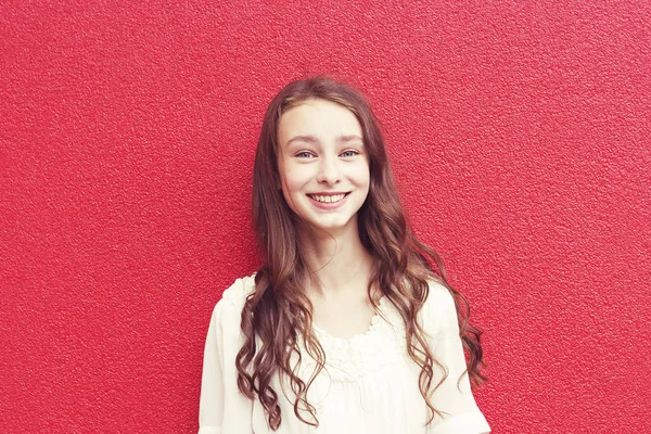 Hezká mladá usměvavá dívka — Stock fotografie
