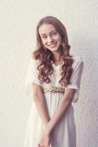 Söta leende flicka i vit klänning — Stockfoto