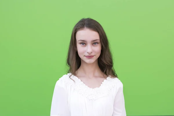 Молодая очаровательная женщина на зеленой стене — стоковое фото