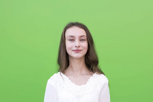 녹색 벽에 젊은 유럽 여성 — 스톡 사진