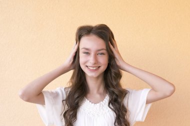 Elleriyle kulaklarını kapatma beyaz elbiseli Bayan