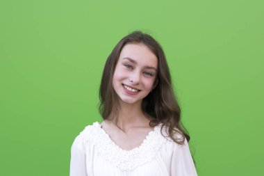 Yeşil duvar genç büyüleyici kadın