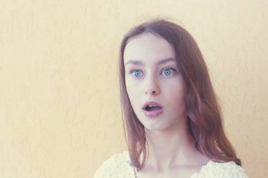 Beyaz elbiseli şık Bayan